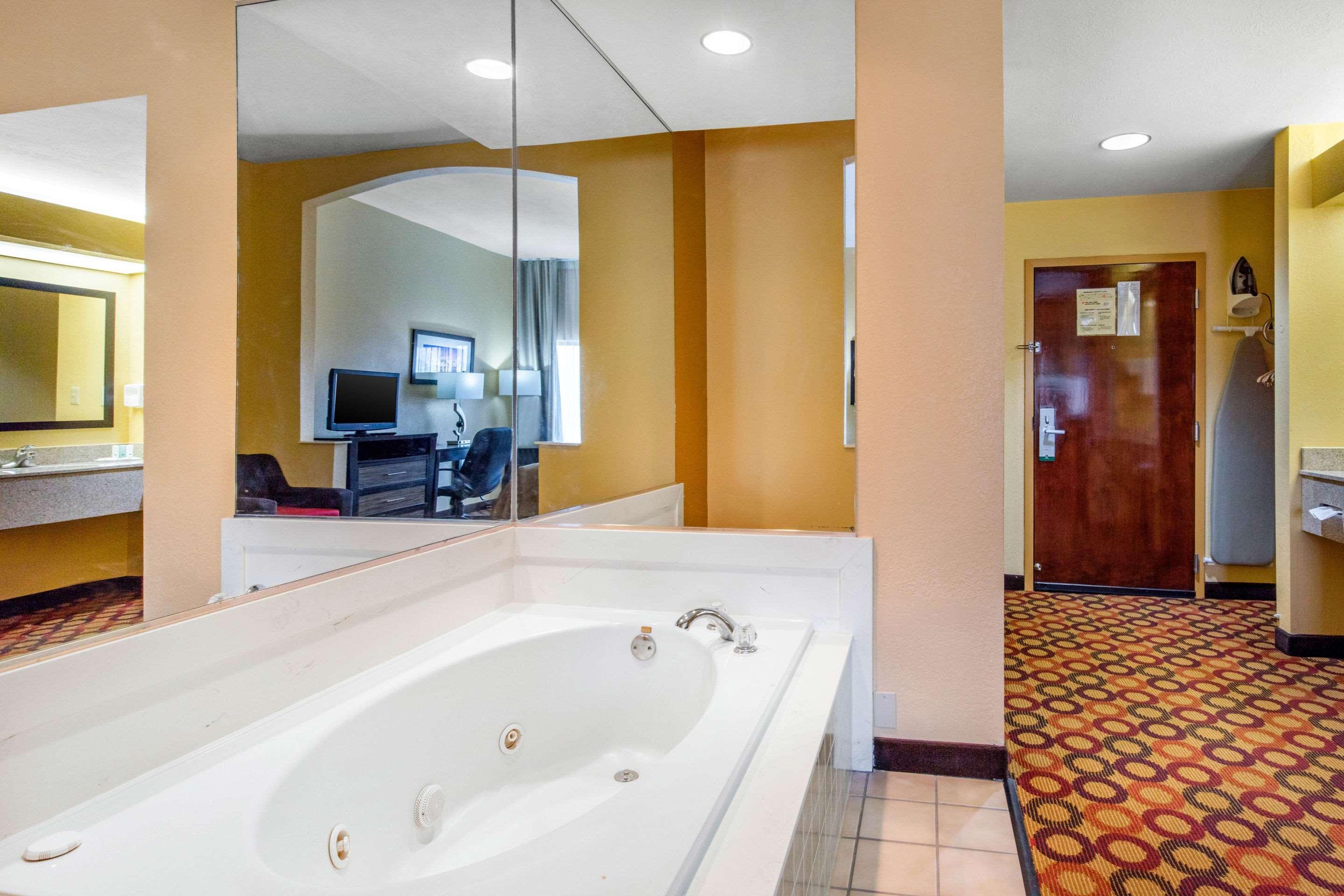 Quality & East Carmichael Rd Hotel