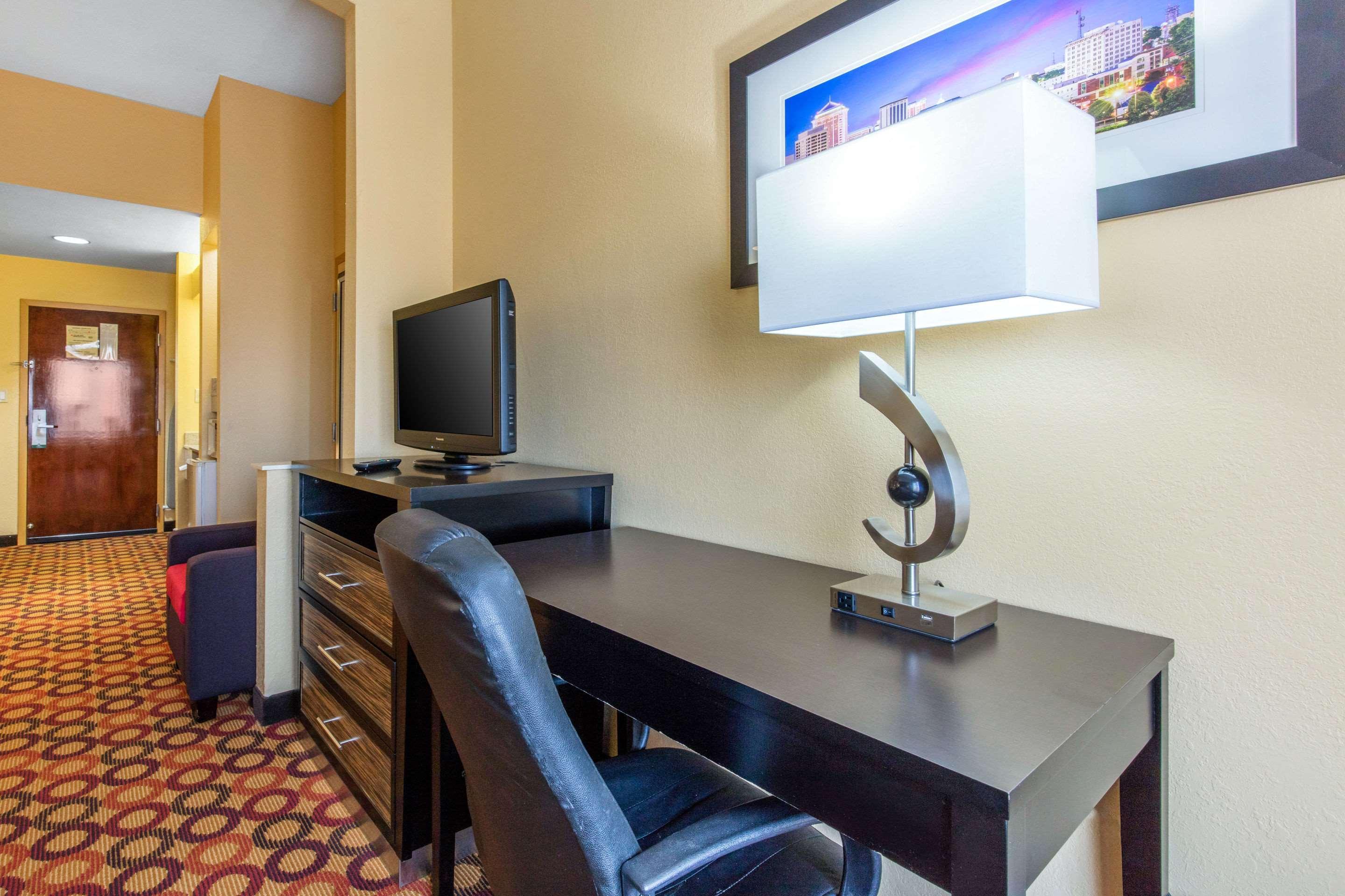 Quality & East Carmichael Rd Hotel 2*