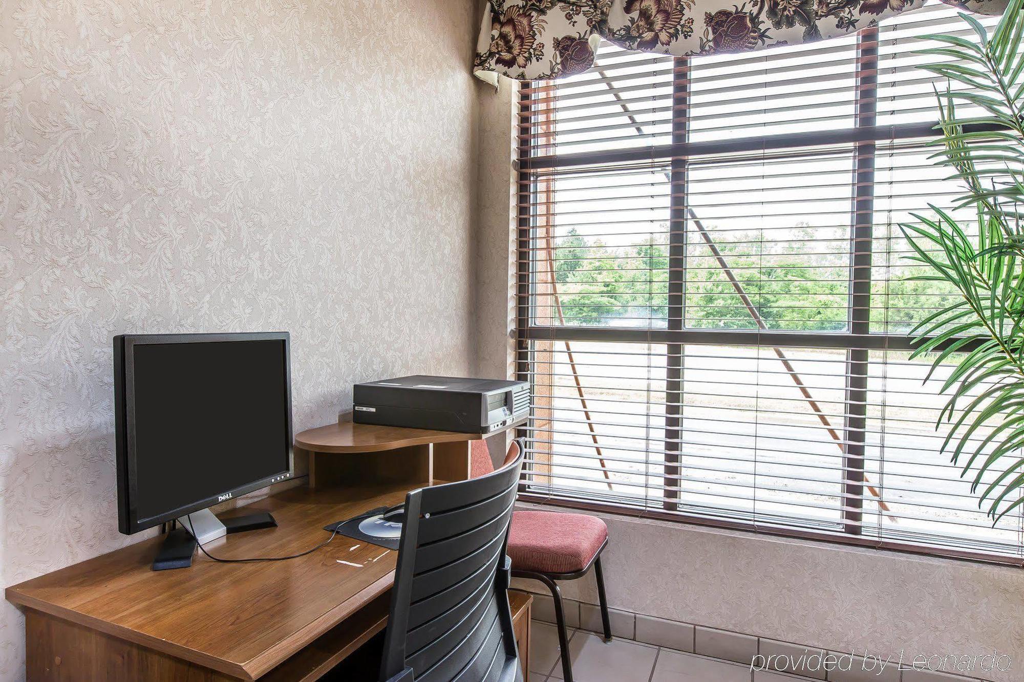 Quality & East Carmichael Rd Hotel 2*