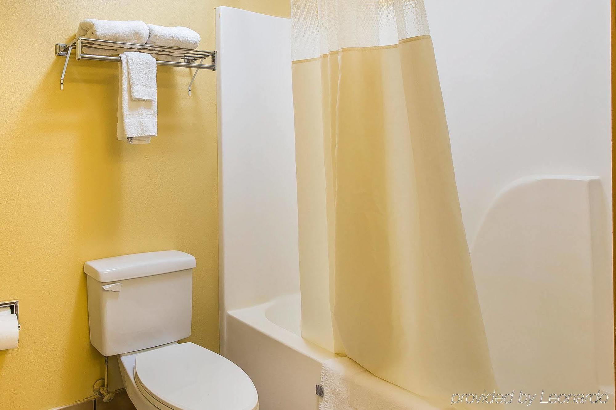 Hotel Quality & East Carmichael Rd 2*